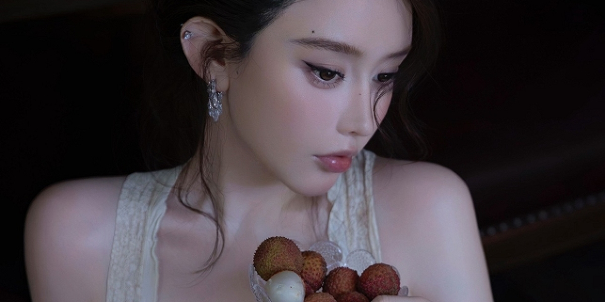 唯美复古风女生·蕾丝 裙持荔枝 复古 椅优雅写真 氛围感女生写真