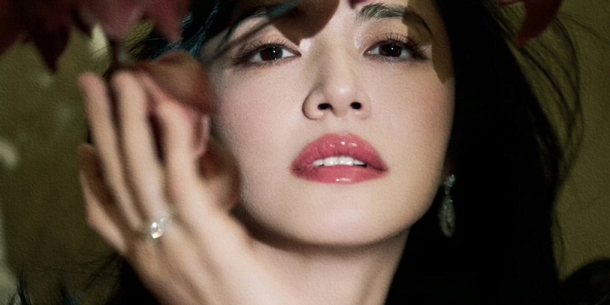 姚晨这组图穿出了华妃的台词：“做衣如做人，一定要花团锦簇，轰轰烈烈才好”