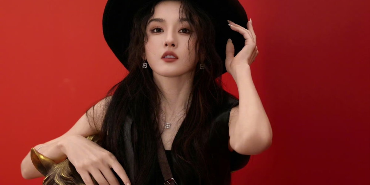 宋祖儿黑色皮衣马甲叠穿简约内搭，搭配牛仔短裙利落率性